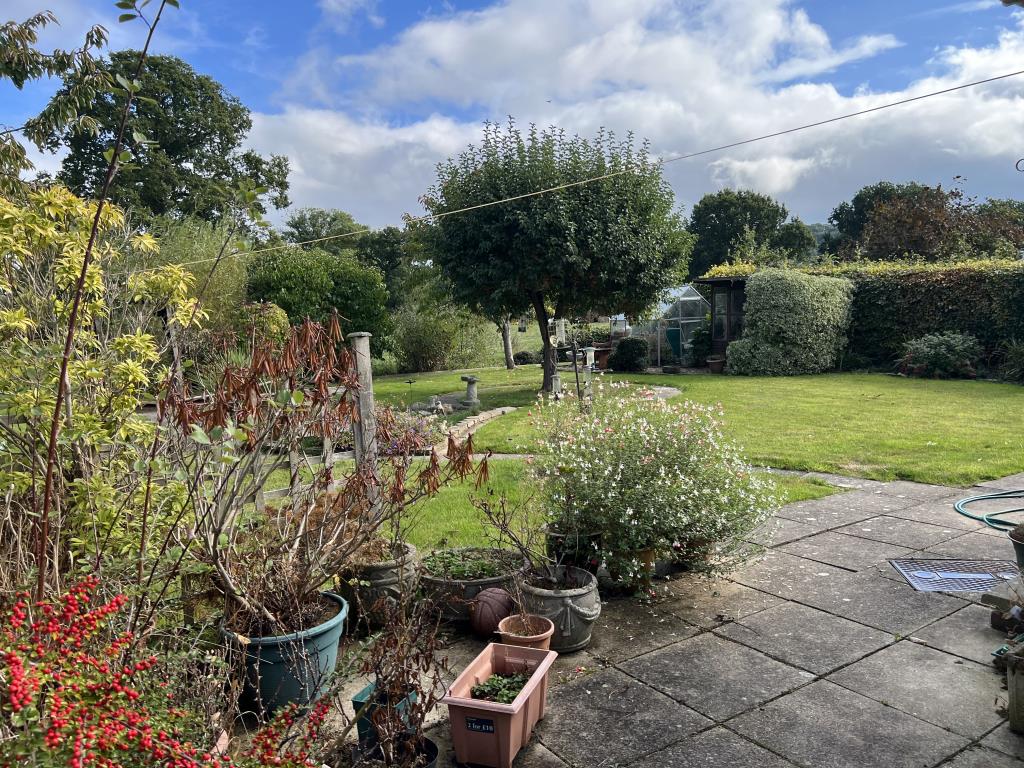 Lot: 152 - DETACHED BUNGALOW FOR MODERNISATION WITH GARDENS AND GARAGE - 